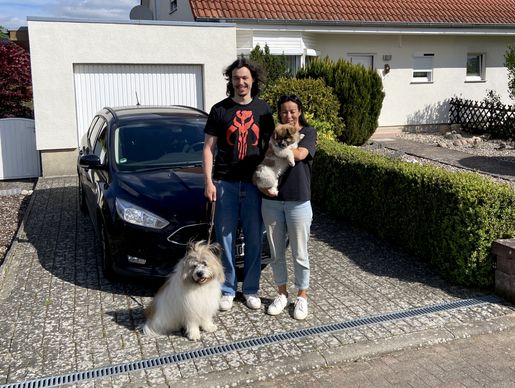 Stolz auf dem Arm der neuen Familie und mit seinem Papa.
