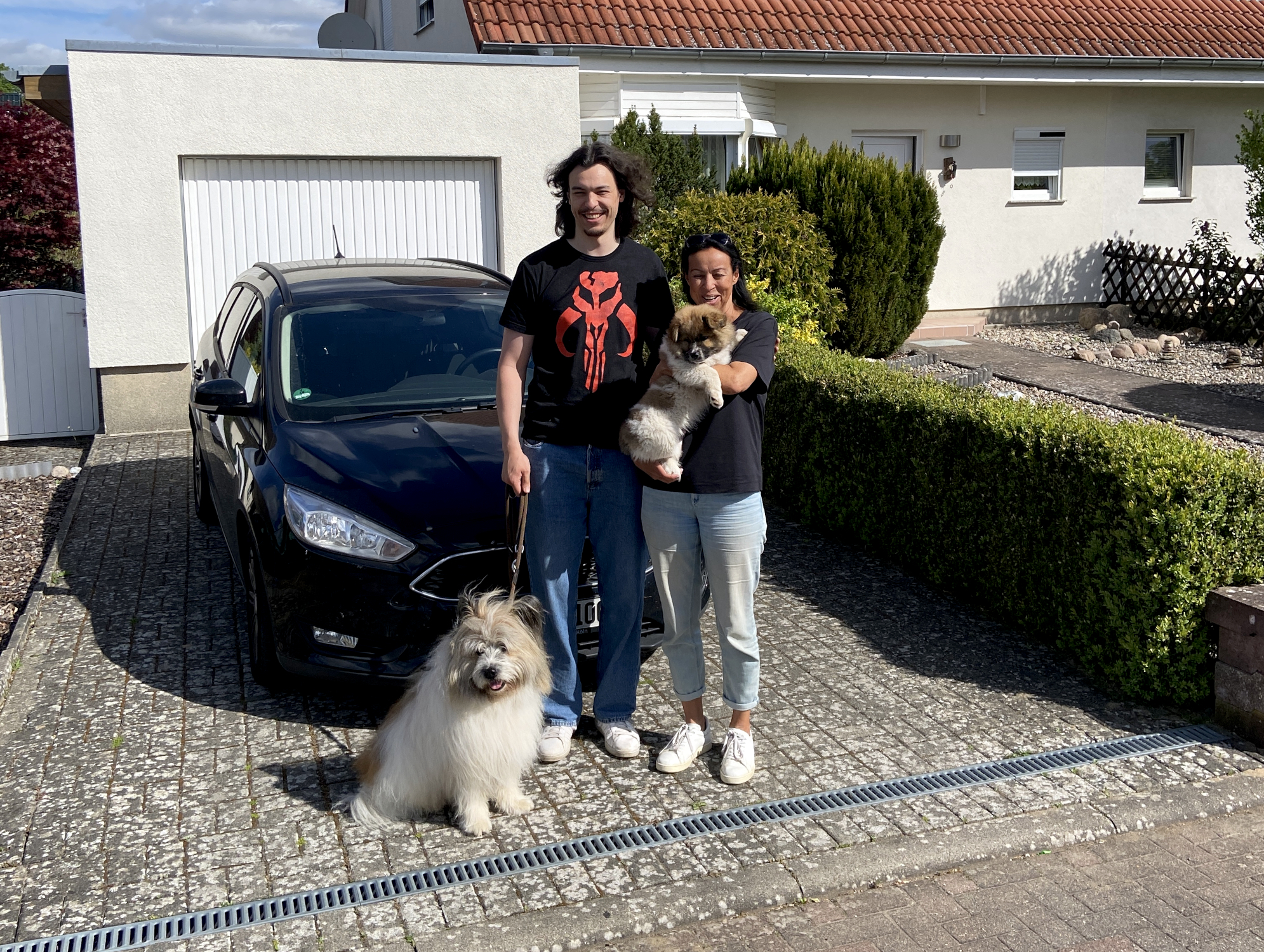 Stolz auf dem Arm der neuen Familie und mit seinem Papa.